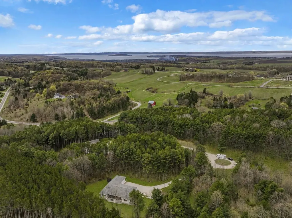 3992 Hidden Hills Court Peninsula Township MI 49686