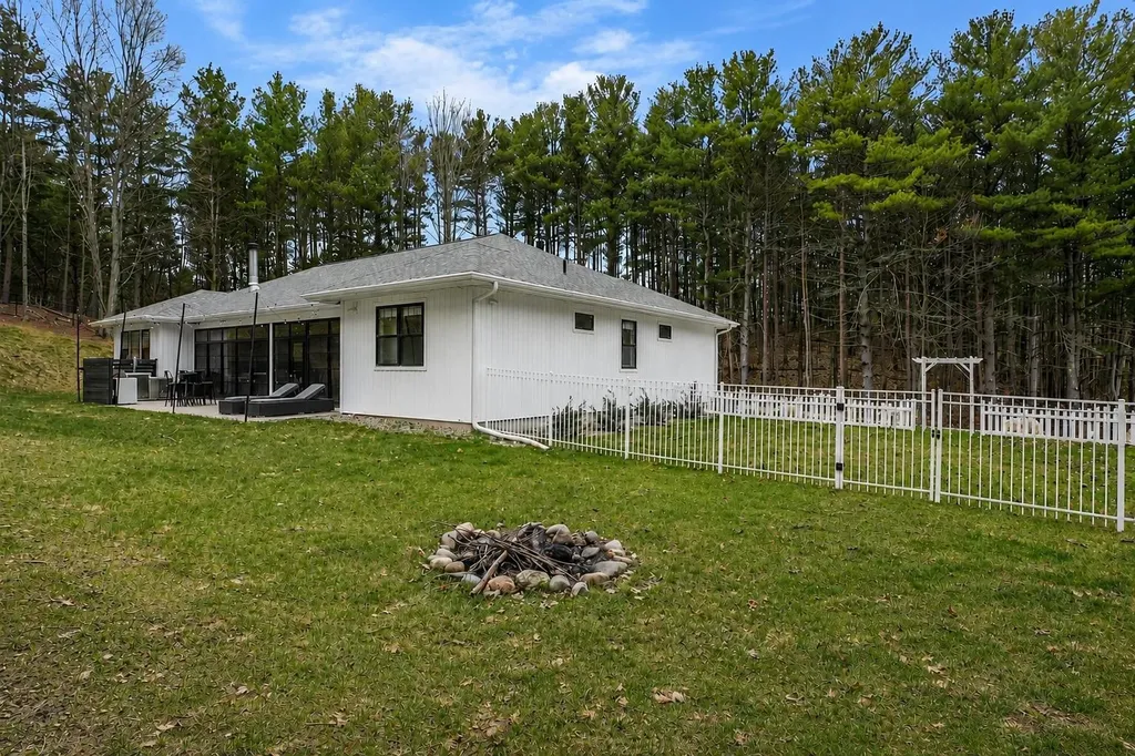 3992 Hidden Hills Court Peninsula Township MI 49686