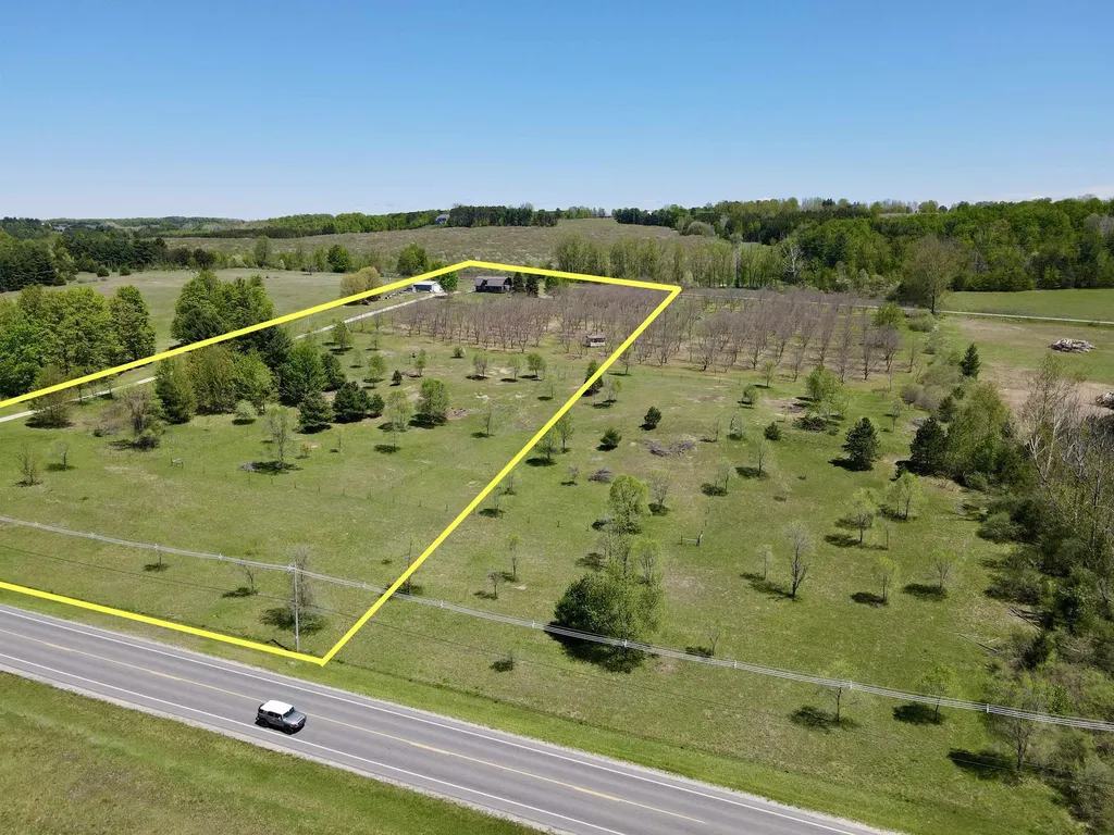 7825 S Lake Leelanau Drive Bingham Township MI 49684