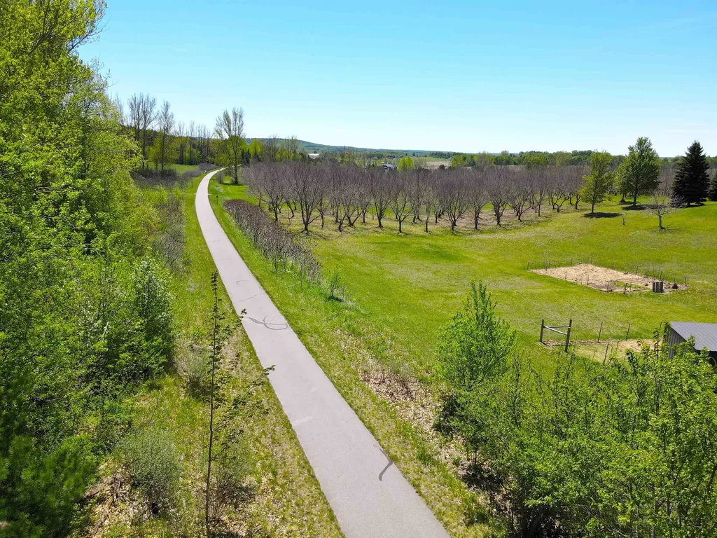 7825 S Lake Leelanau Drive Bingham Township MI 49684