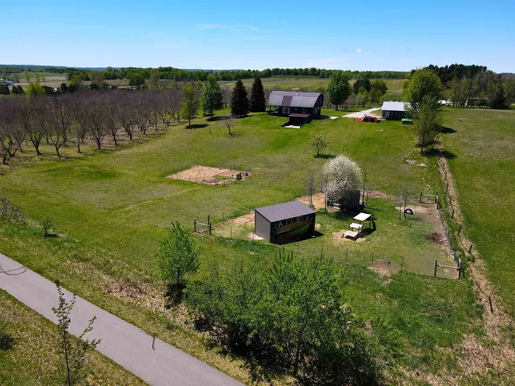 7825 S Lake Leelanau Drive Bingham Township MI 49684
