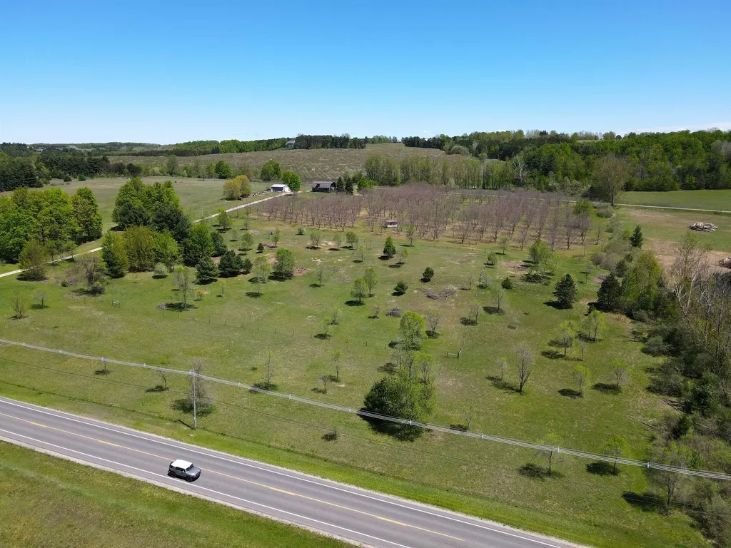 7825 S Lake Leelanau Drive Bingham Township MI 49684
