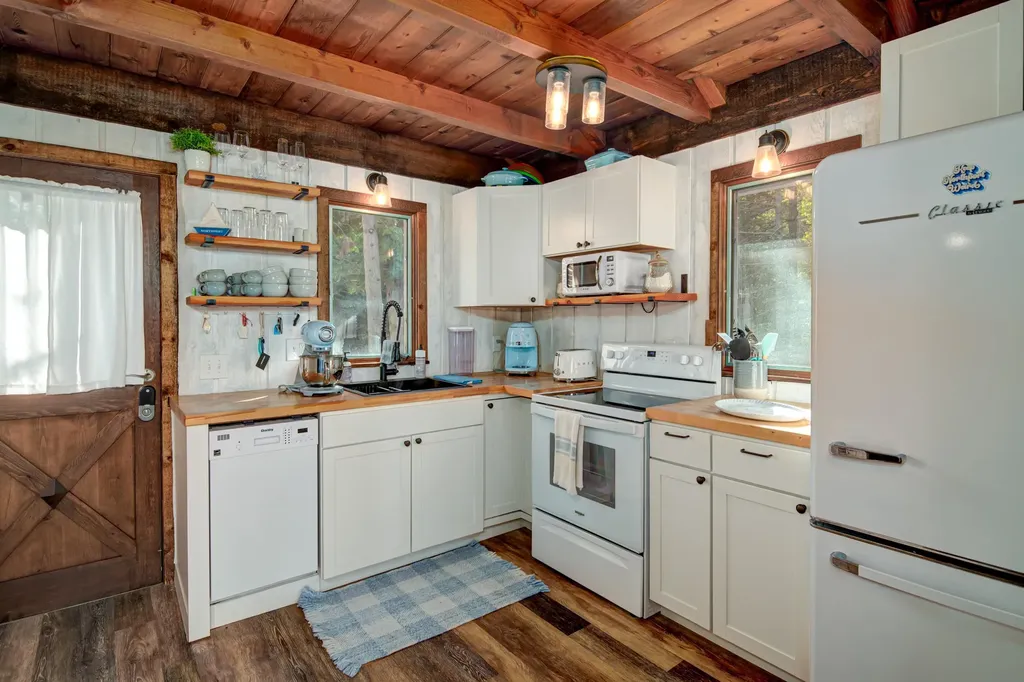 14827 N Cathead Bay Drive Leelanau Township MI 49670