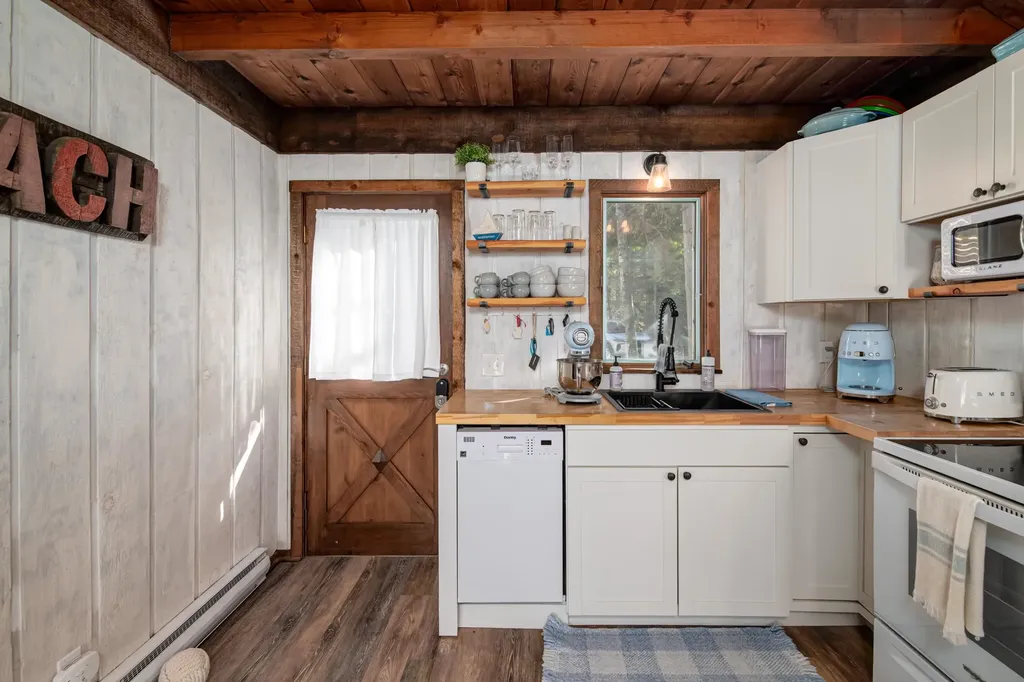 14827 N Cathead Bay Drive Leelanau Township MI 49670