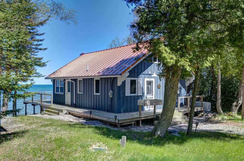 14827 N Cathead Bay Drive Leelanau Township MI 49670