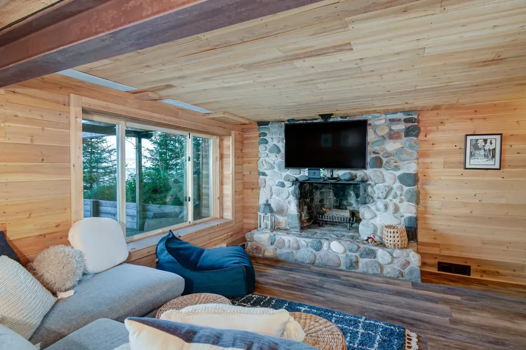 14827 N Cathead Bay Drive Leelanau Township MI 49670