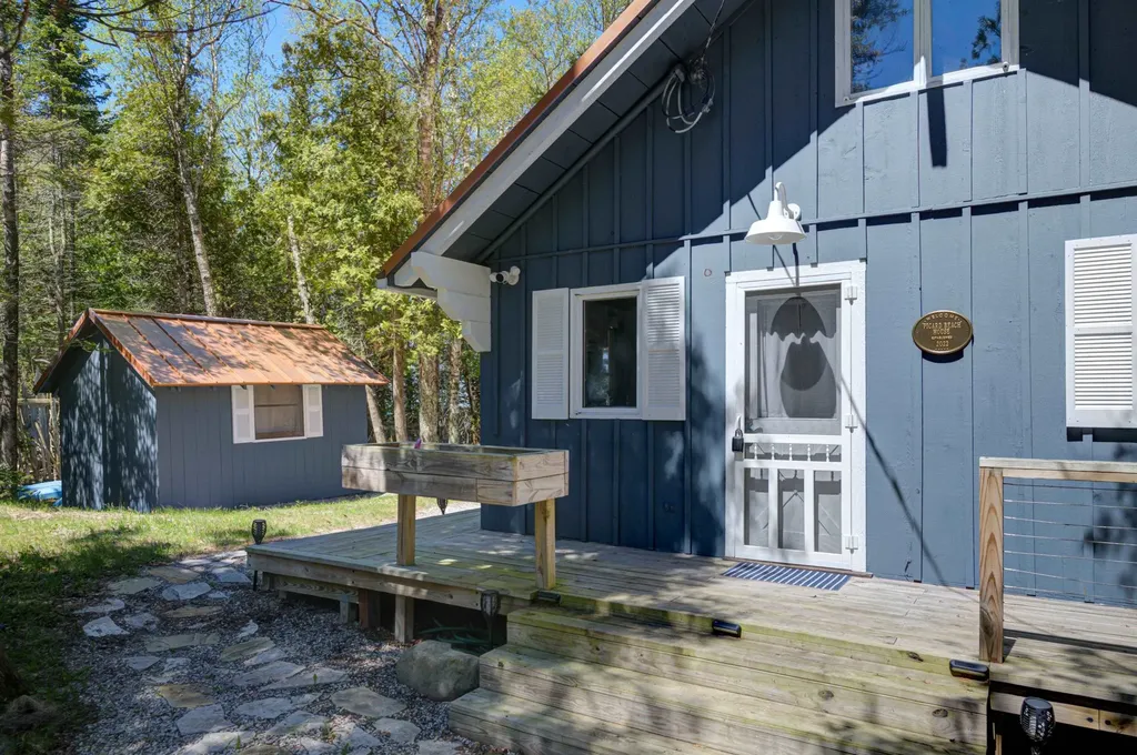 14827 N Cathead Bay Drive Leelanau Township MI 49670