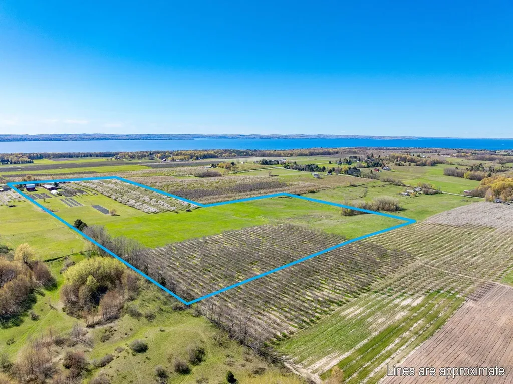 17770 Center Road Peninsula Township MI 49686