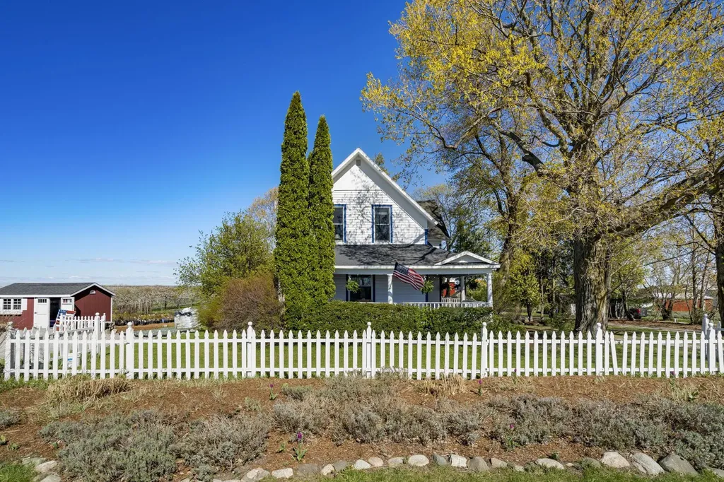 17770 Center Road Peninsula Township MI 49686
