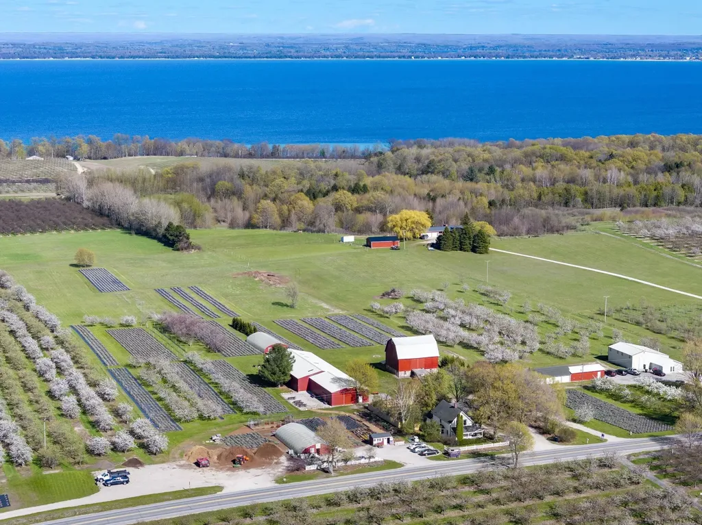 17770 Center Road Peninsula Township MI 49686