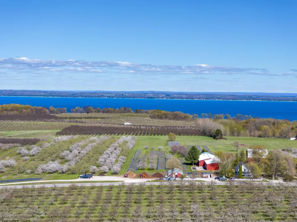 17770 Center Road Peninsula Township MI 49686