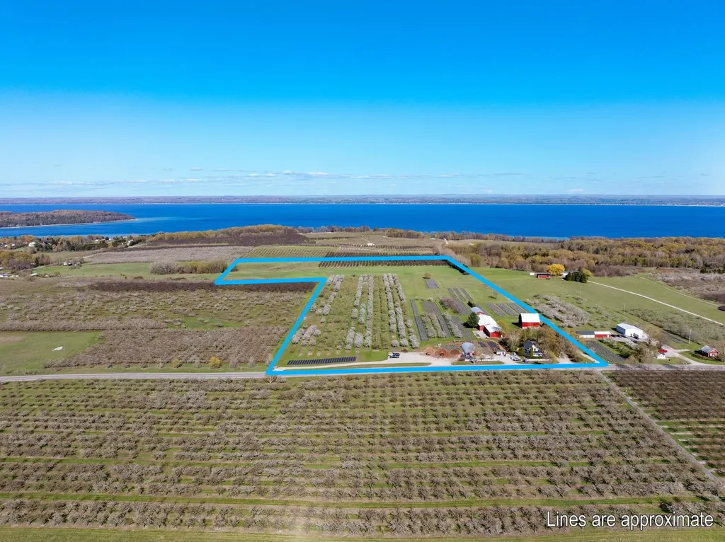 17770 Center Road Peninsula Township MI 49686