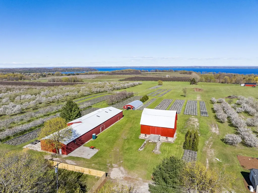 17770 Center Road Peninsula Township MI 49686
