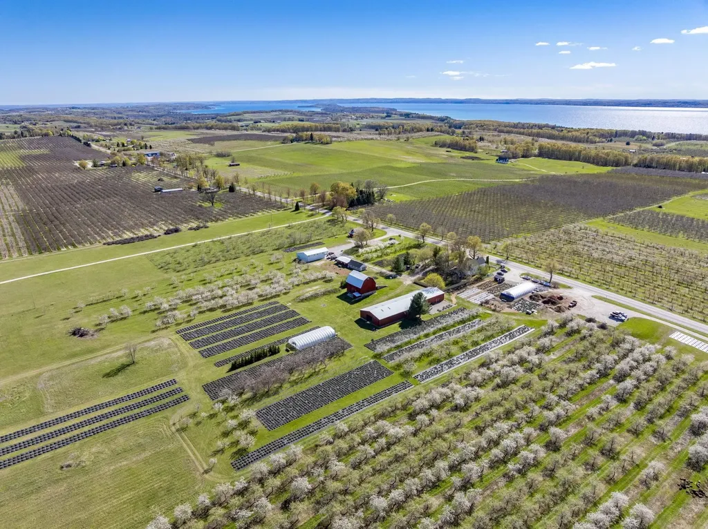 17770 Center Road Peninsula Township MI 49686