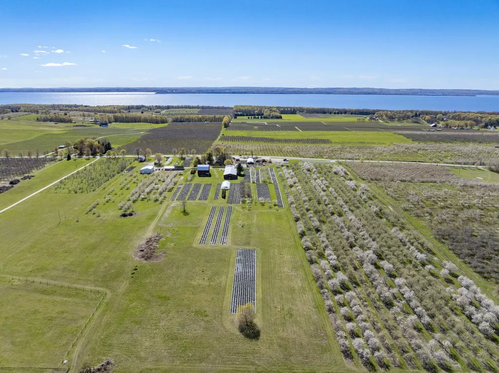 17770 Center Road Peninsula Township MI 49686