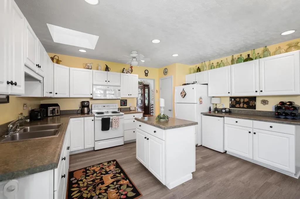 702 Ahgosa Trail East Bay Township MI 49686