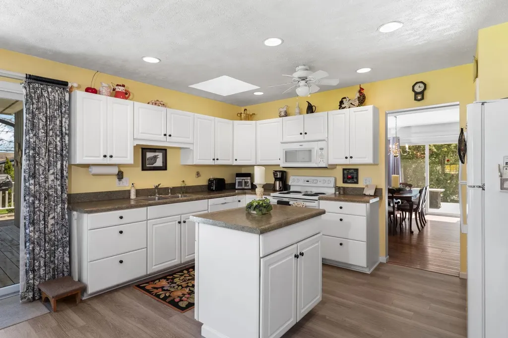 702 Ahgosa Trail East Bay Township MI 49686