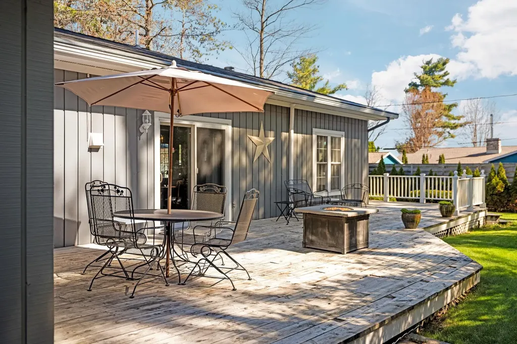 702 Ahgosa Trail East Bay Township MI 49686