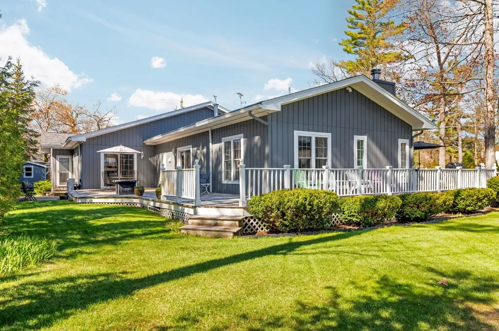 702 Ahgosa Trail East Bay Township MI 49686