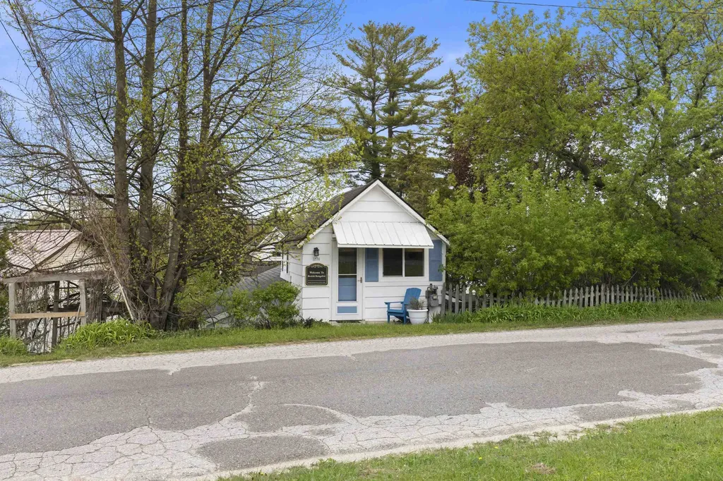 7276 Commercial Street Benzonia Township MI 49617