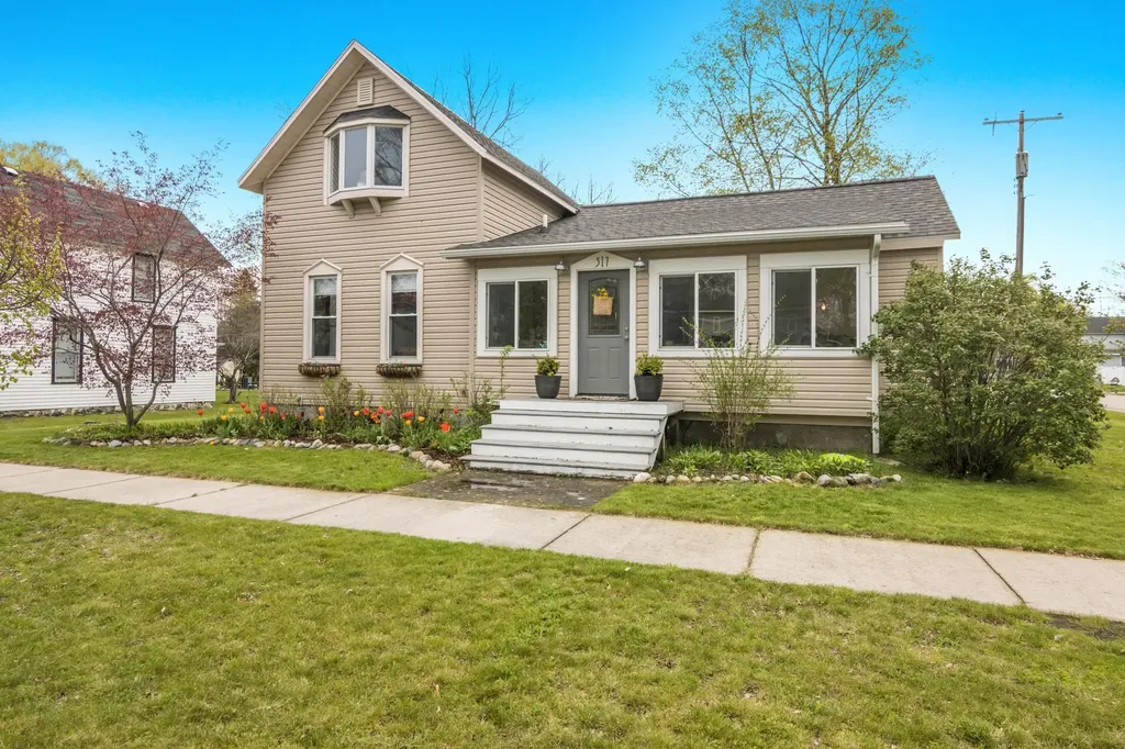 517 Spruce Elk Rapids Township MI 49629
