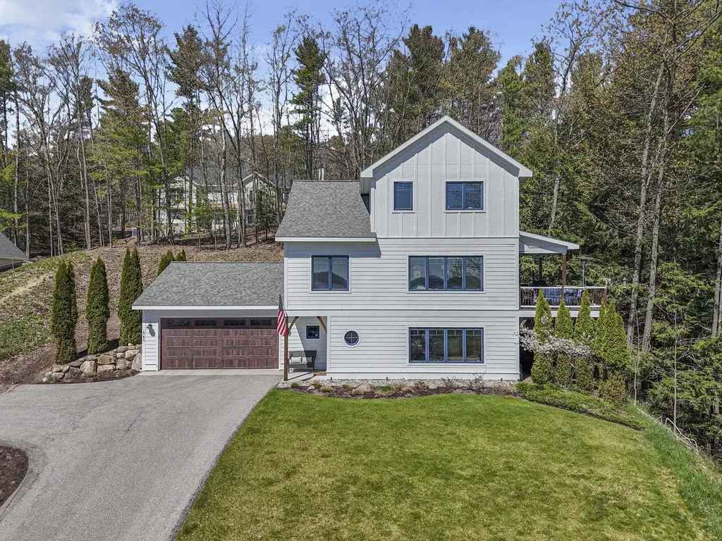 547 Hidden Ridge Drive Peninsula Township MI 49686