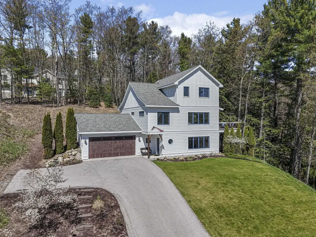 547 Hidden Ridge Drive Peninsula Township MI 49686