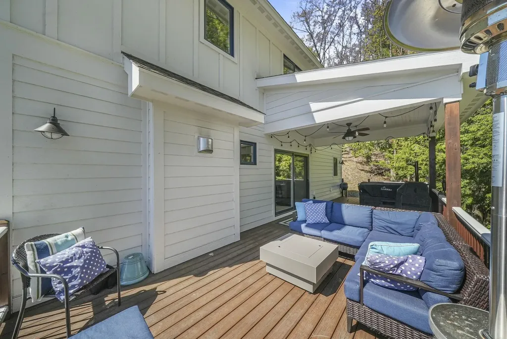 547 Hidden Ridge Drive Peninsula Township MI 49686