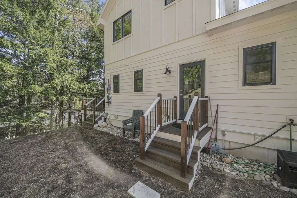 547 Hidden Ridge Drive Peninsula Township MI 49686