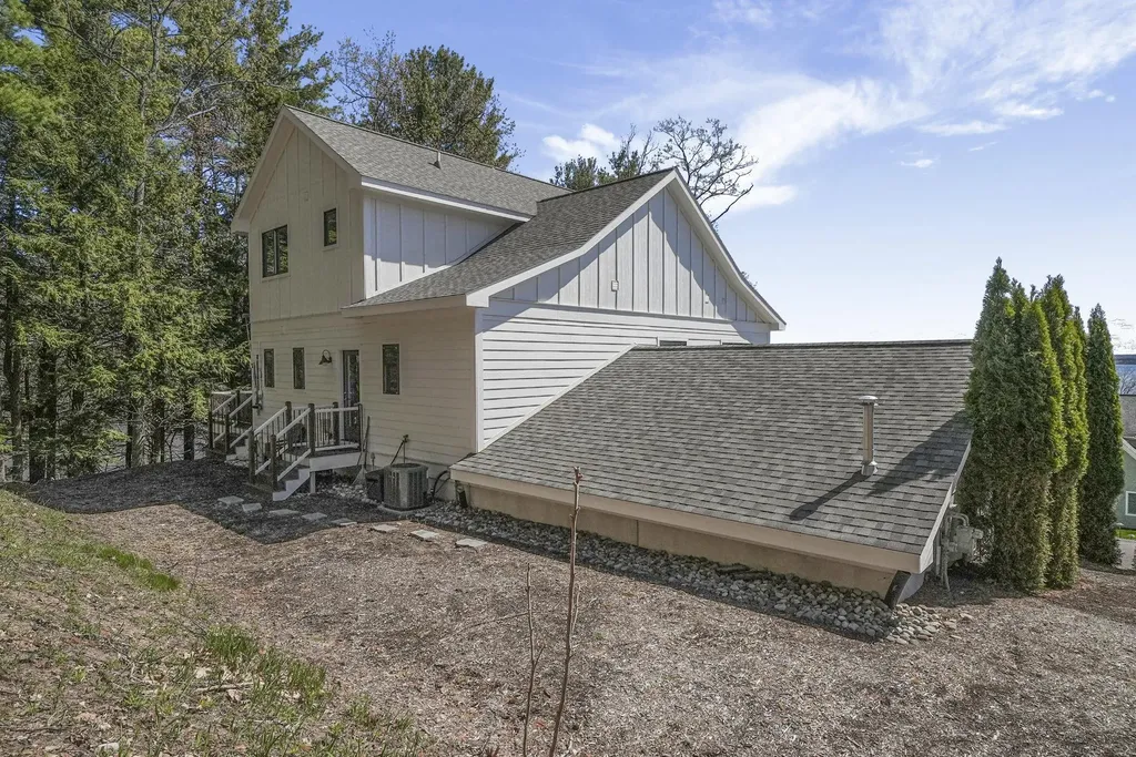 547 Hidden Ridge Drive Peninsula Township MI 49686