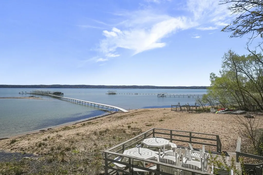 547 Hidden Ridge Drive Peninsula Township MI 49686
