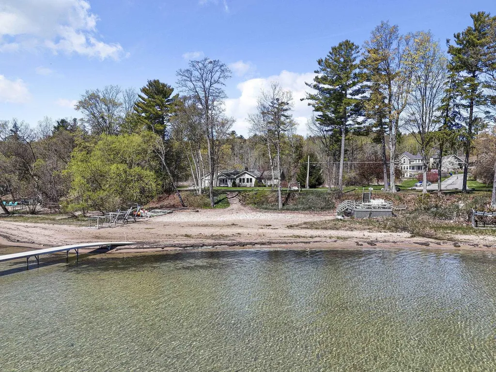 547 Hidden Ridge Drive Peninsula Township MI 49686