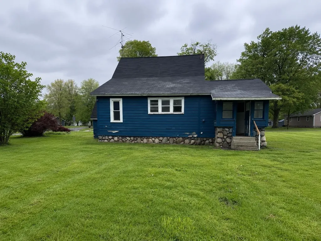 125 N Chippewa Shepherd Village MI 48883