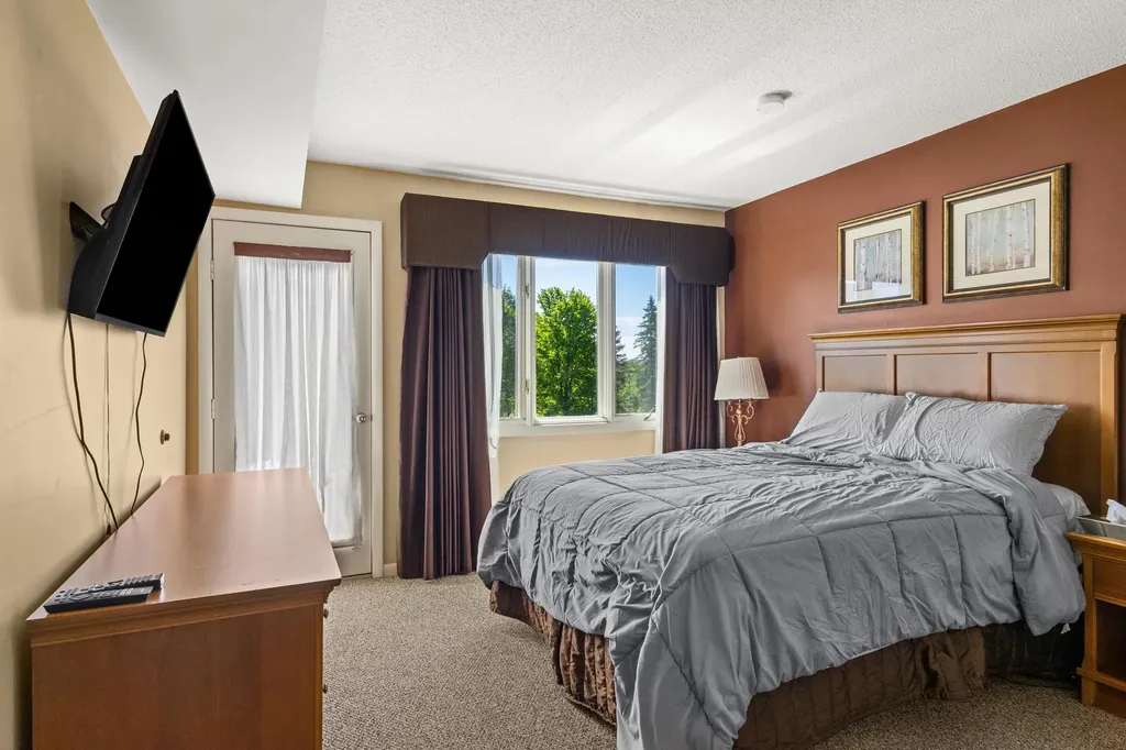 5542 Golfview Court Acme Township MI 49690