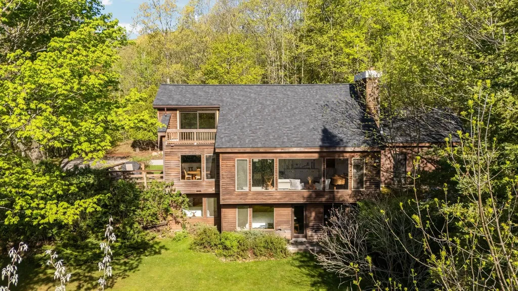 9393 Lou-len Lane Elmwood Charter Township MI 49684