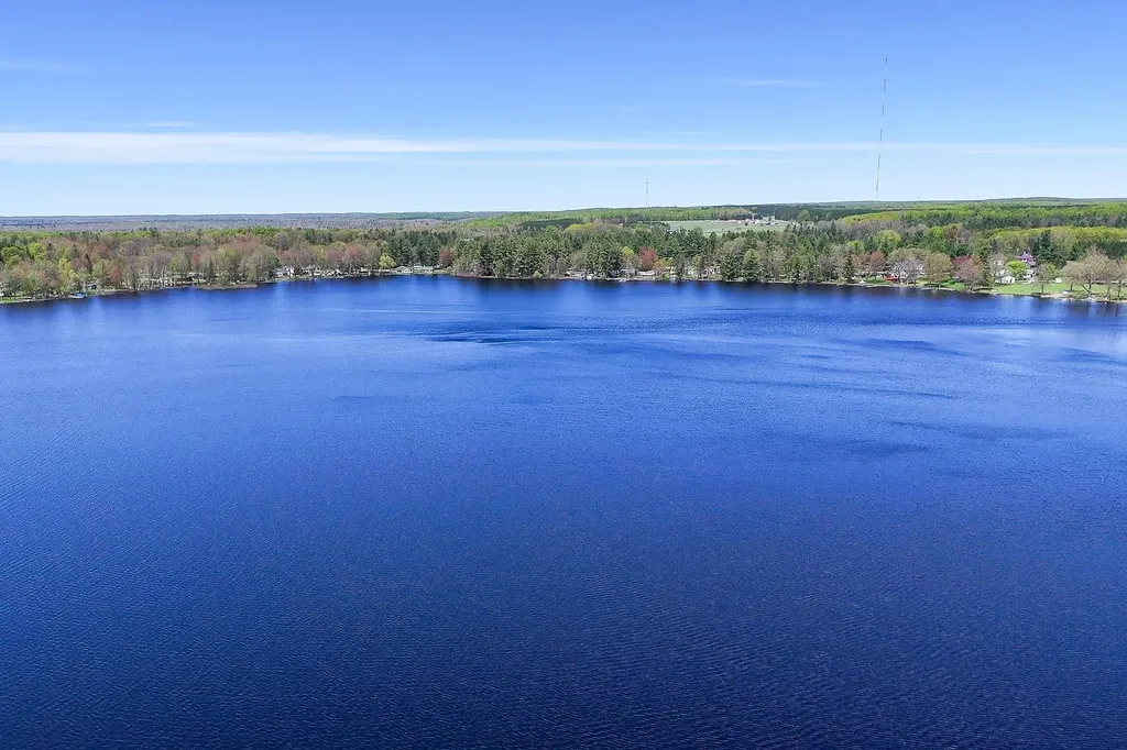 827 NE Lake Drive Excelsior Township MI 49646