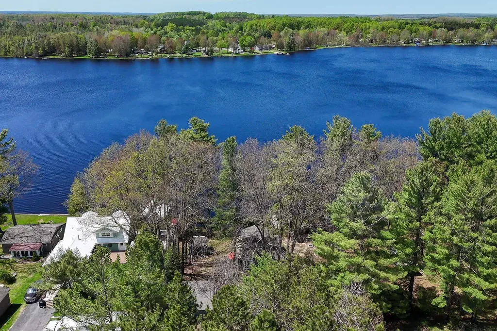 827 NE Lake Drive Excelsior Township MI 49646