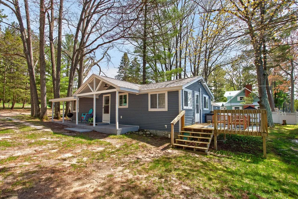 827 NE Lake Drive Excelsior Township MI 49646