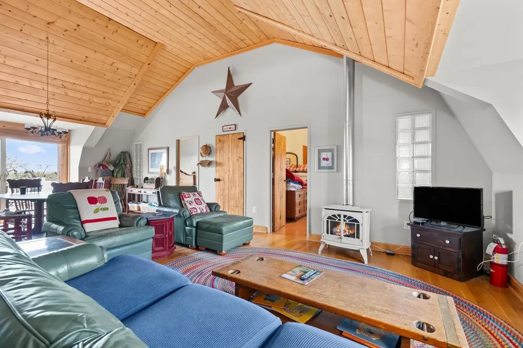 11751 Center Road Peninsula Township MI 49686