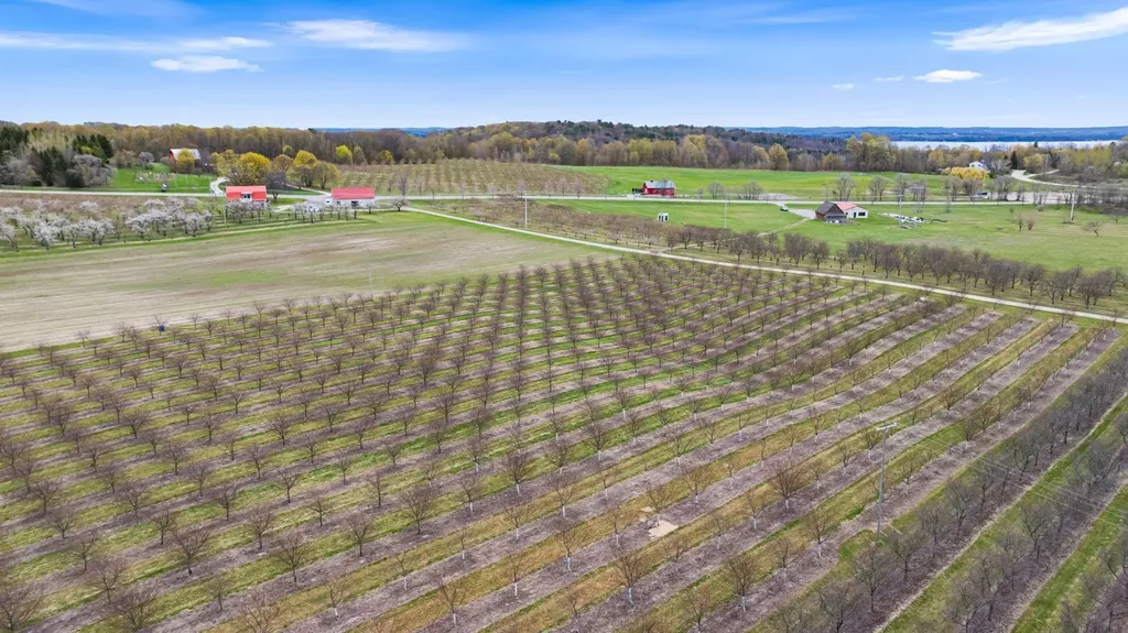 11751 Center Road Peninsula Township MI 49686