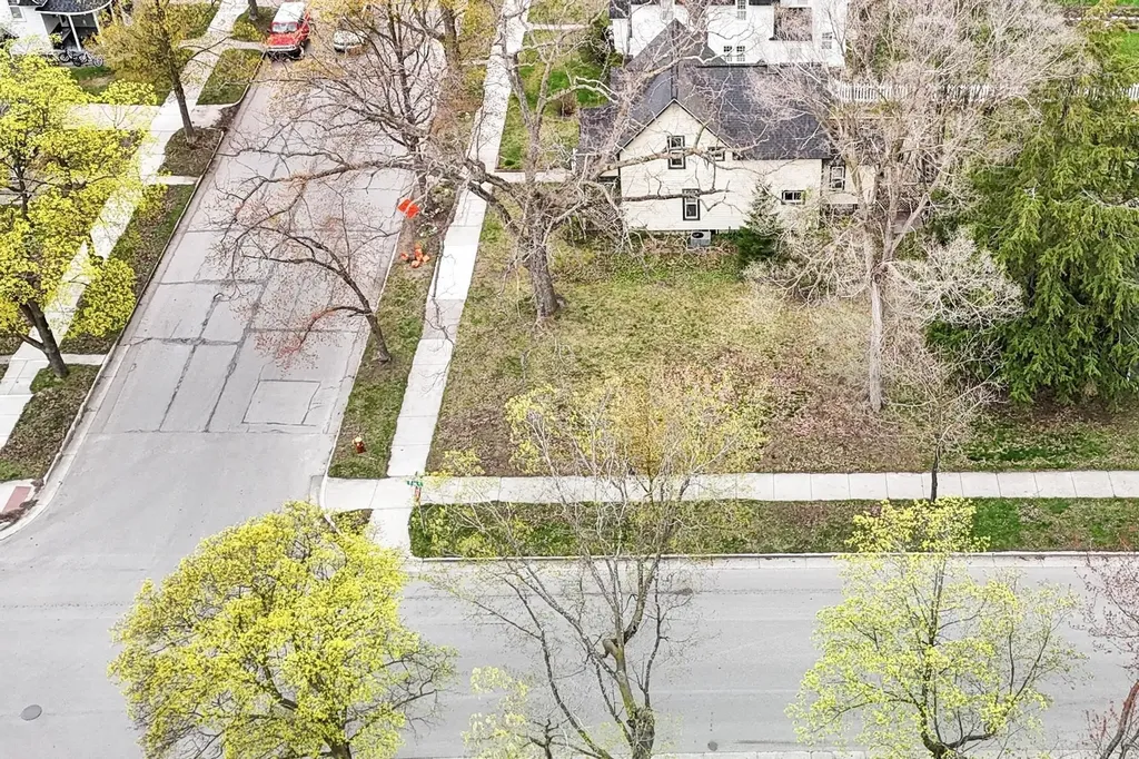 302 W Tenth Street Traverse City City MI 49684