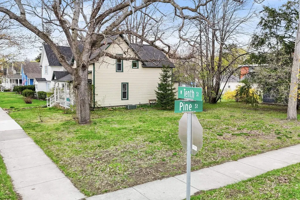 302 W Tenth Street Traverse City City MI 49684