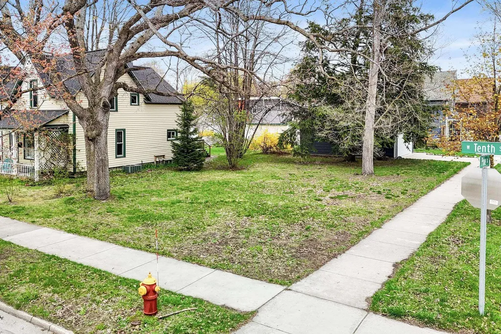 302 W Tenth Street Traverse City City MI 49684