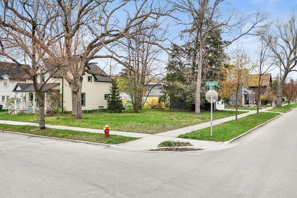 302 W Tenth Street Traverse City City MI 49684