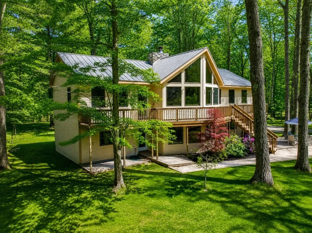 125 Dubonnet Trail Green Lake Township MI 49643