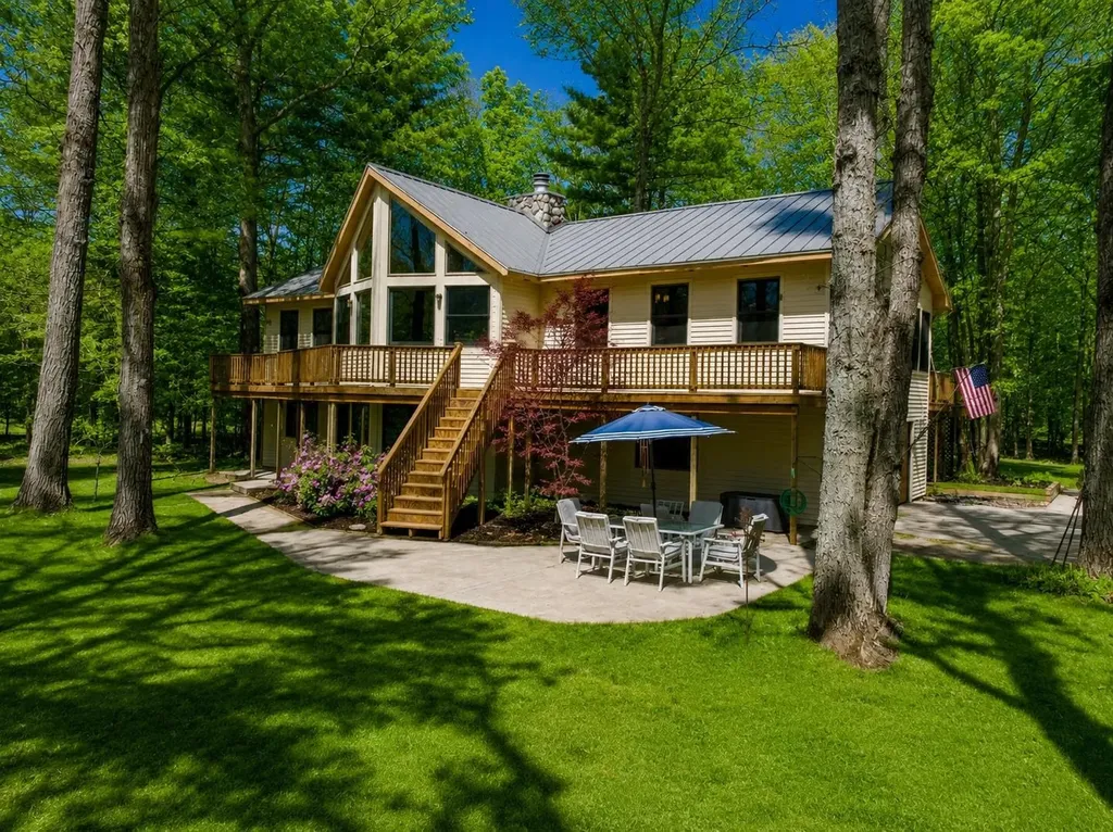 125 Dubonnet Trail Green Lake Township MI 49643