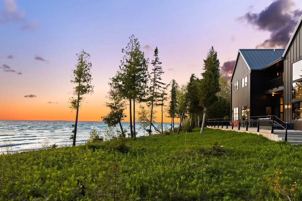 9371 N Onominese Trail Leelanau Township MI 49670