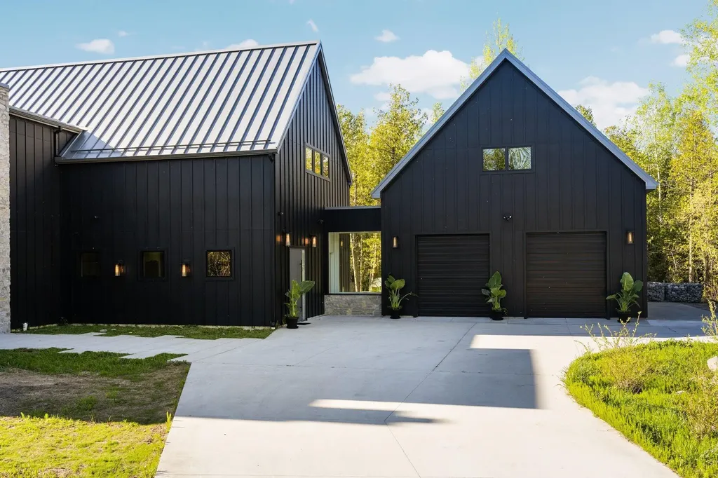 9371 N Onominese Trail Leelanau Township MI 49670