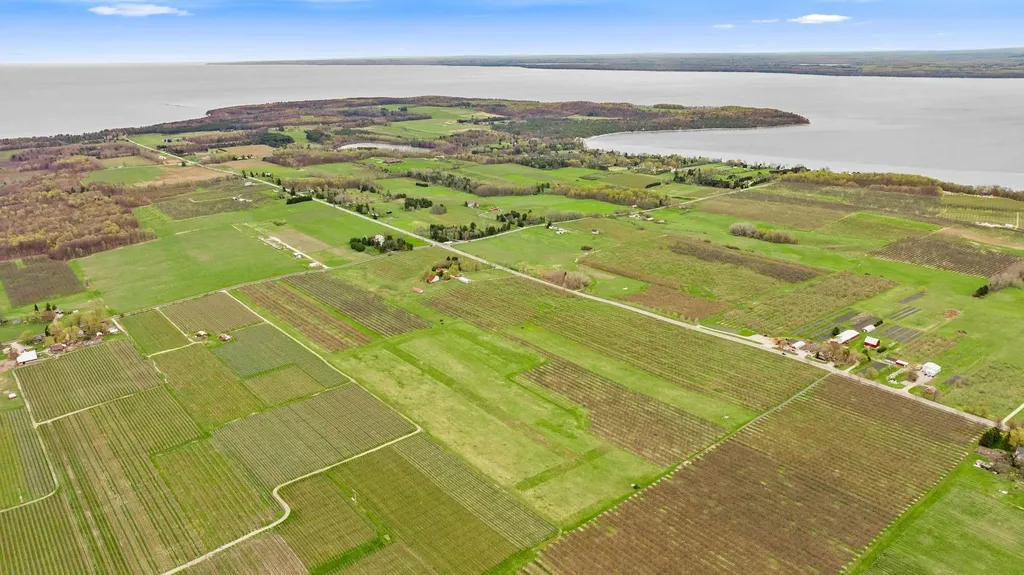 17835 Center Road Peninsula Township MI 49686