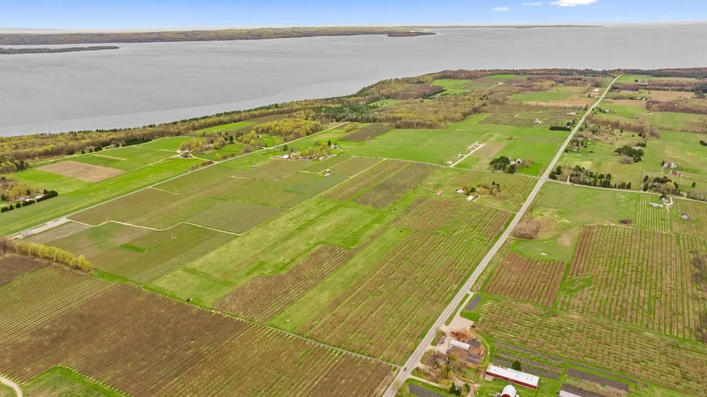 17835 Center Road Peninsula Township MI 49686